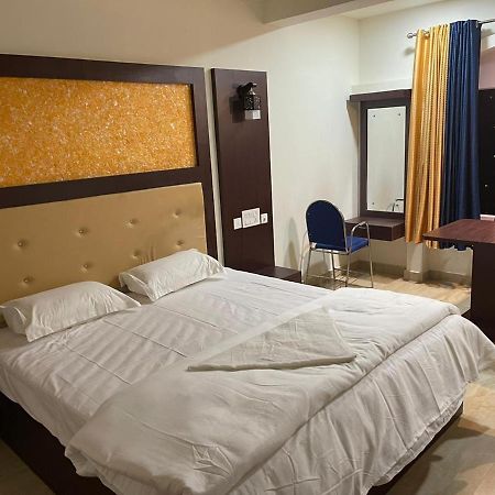 Bassac Residency Hotell Changanācheri Exteriör bild